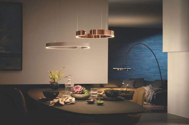 lampa wisząca nad stołem