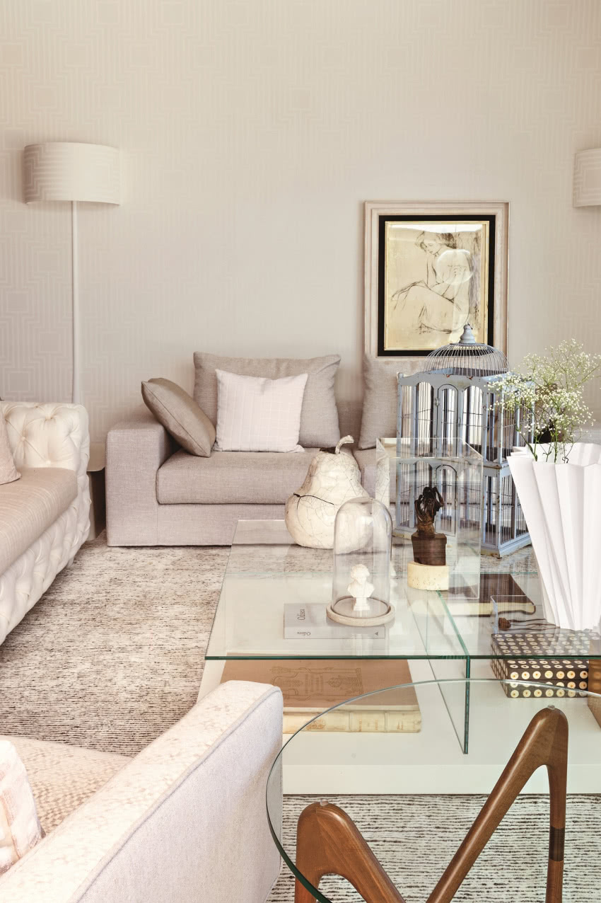 Główny salon tonie w odcieniach bieli, beżu
i...