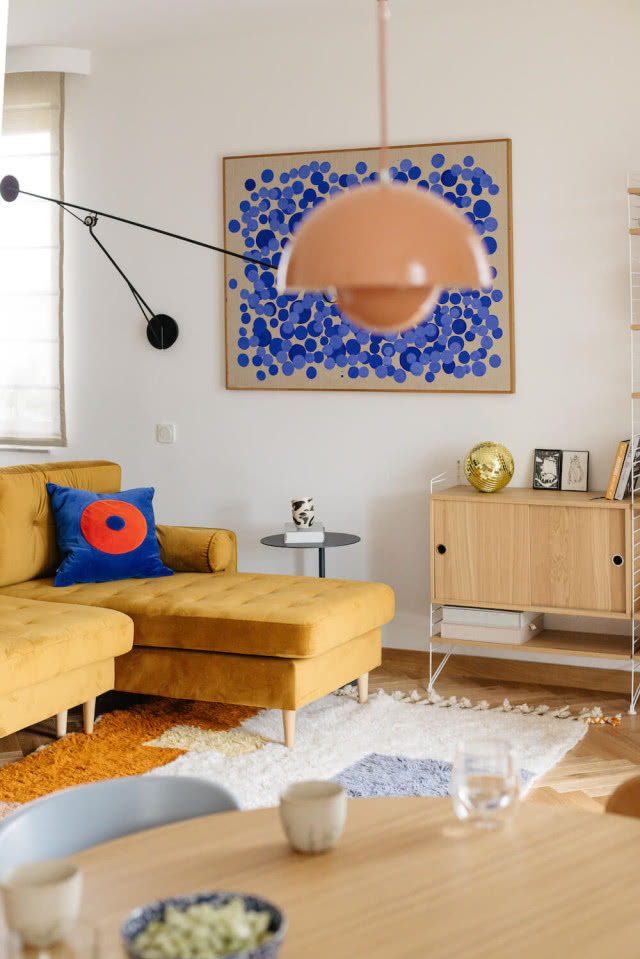 obraz na ścianie w salonie i wygodna kanapa