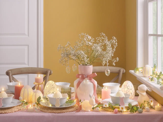 stół wielkanocny w pastelowych kolorach na tle żółtej ściany