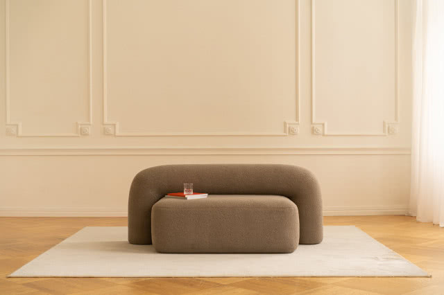 kanapa na tle ściany ze sztukateriami