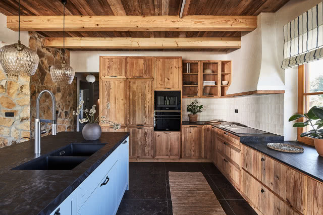Drewniana kuchnia z dodatkiem błękitu