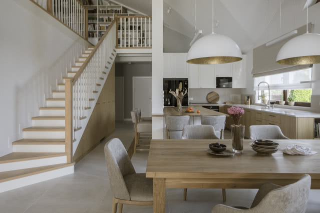 Aranżacja salonu z jadalnią i schodami