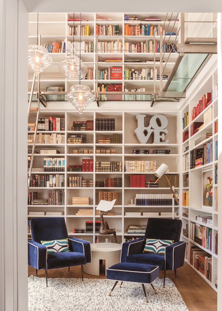 W imponującej bibliotece, wykonanej
na...