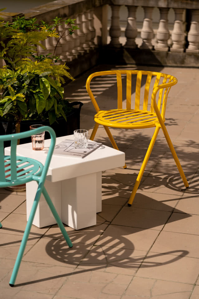 krzesła żółty i niebieskie na tarasie w słońcu