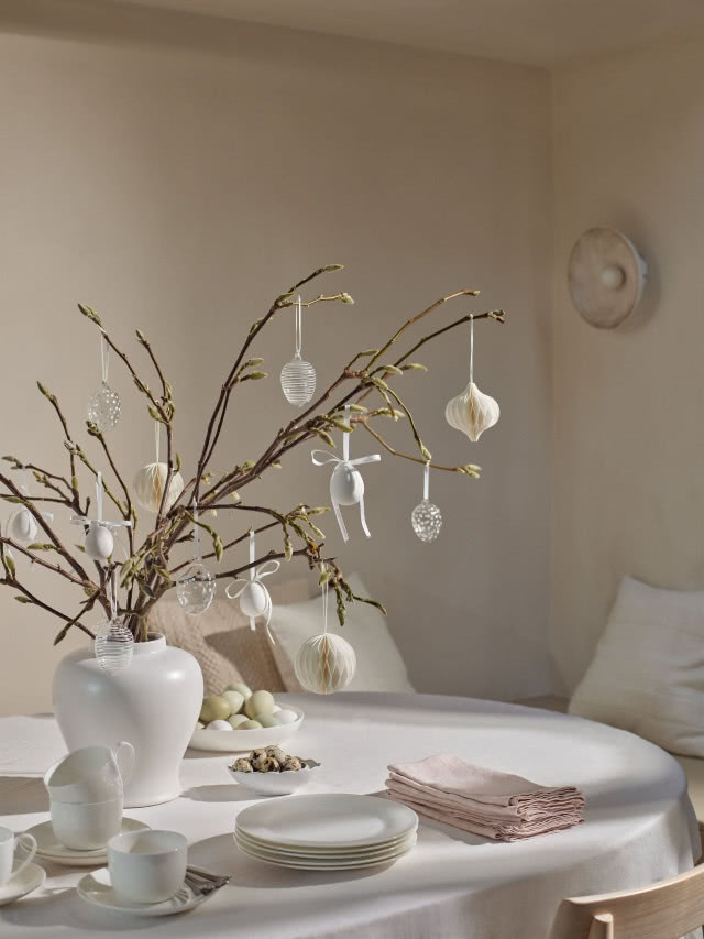 minimalistyczny stół wielkanocny w szarościach