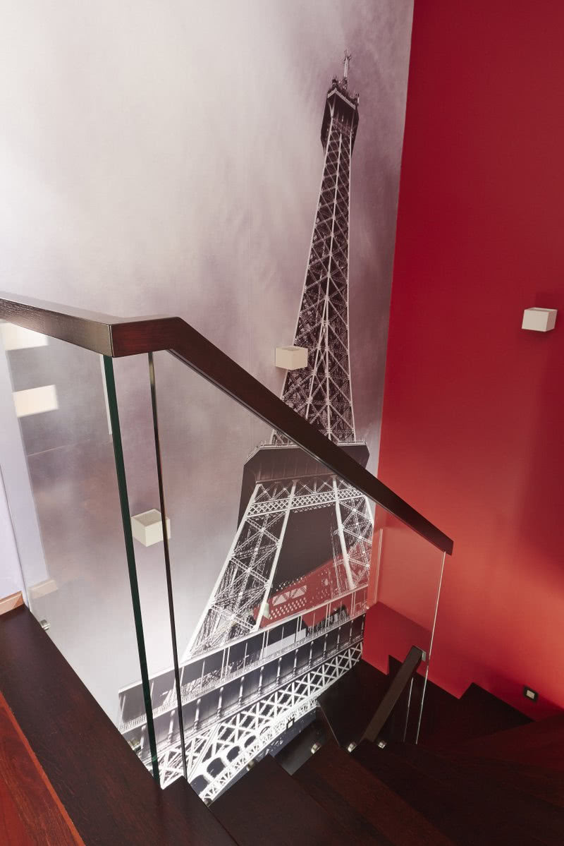 Na ścianie przy schodach króluje wieża Eiffla....