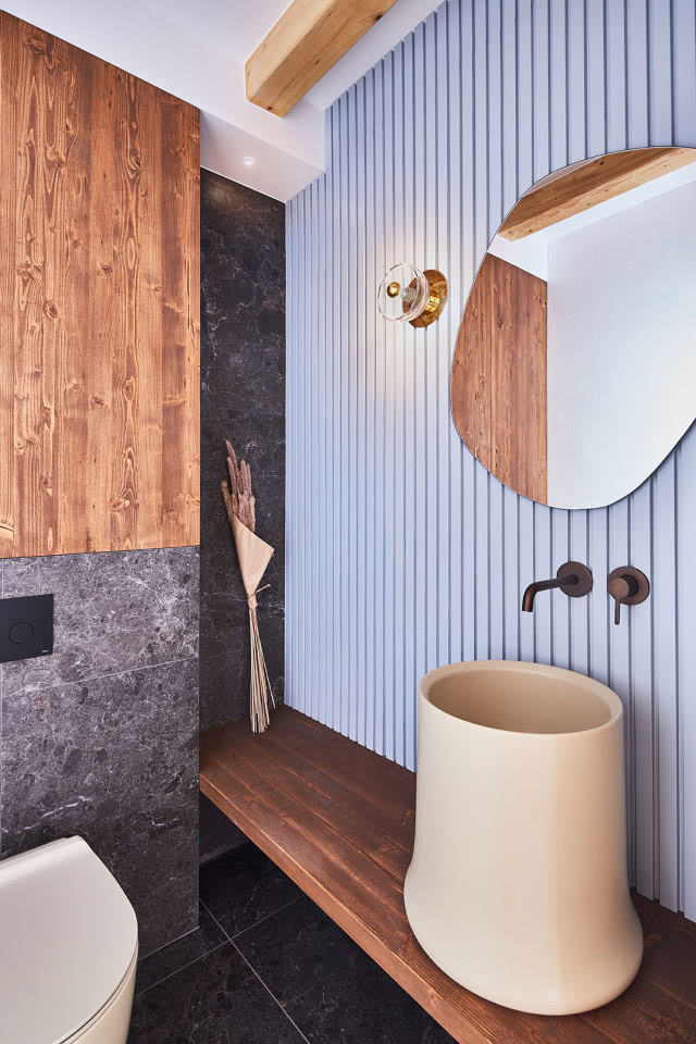 Łazienka w drewnie i błękicie