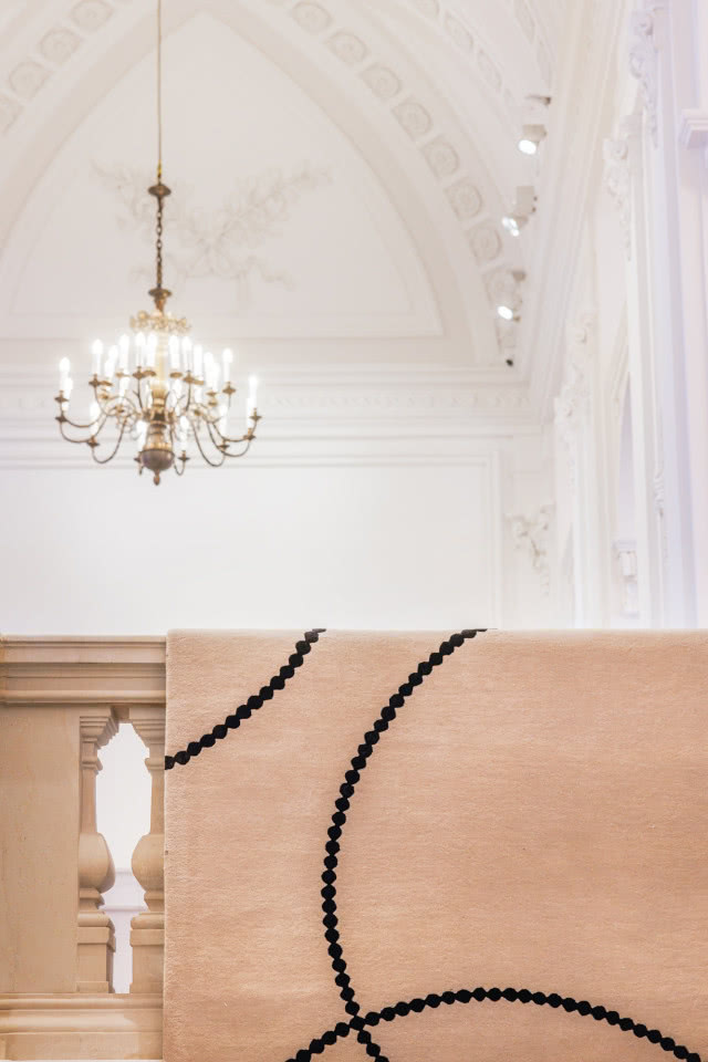 dywan przewieszony przez poręcz