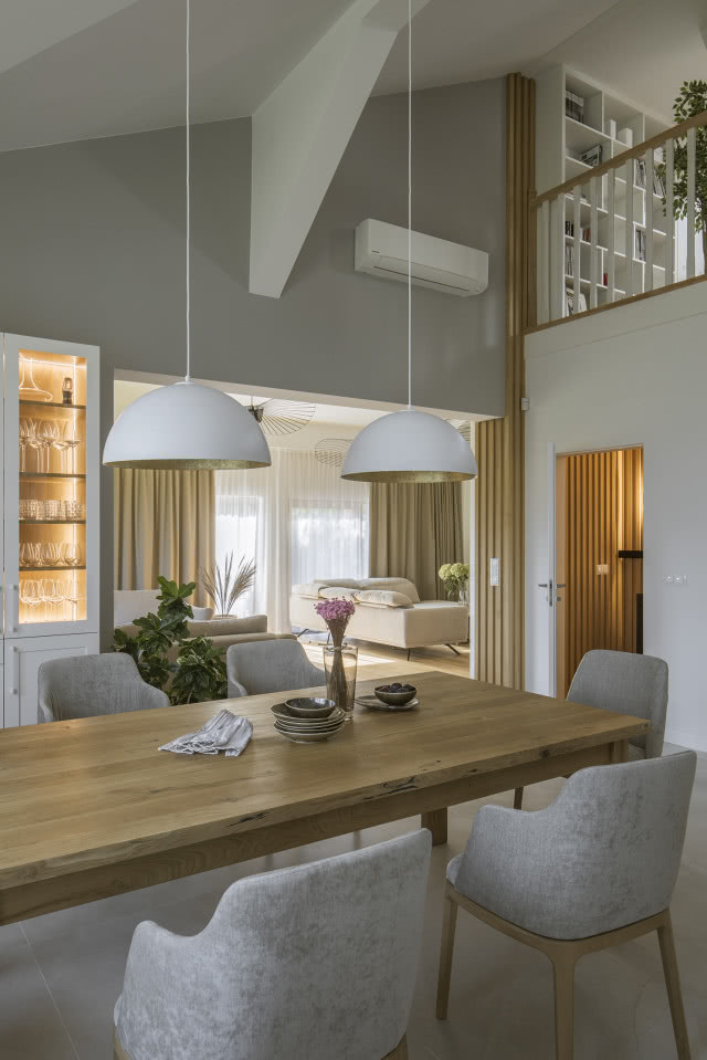 Drewniany stół z białymi lampami nad stołem