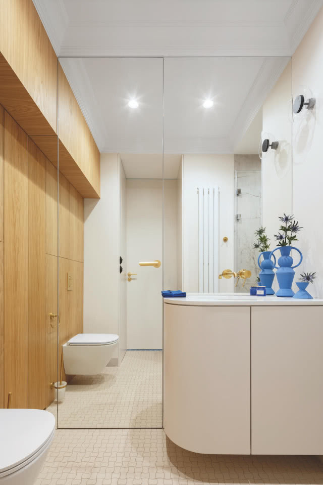 lustro w beżowej łazience