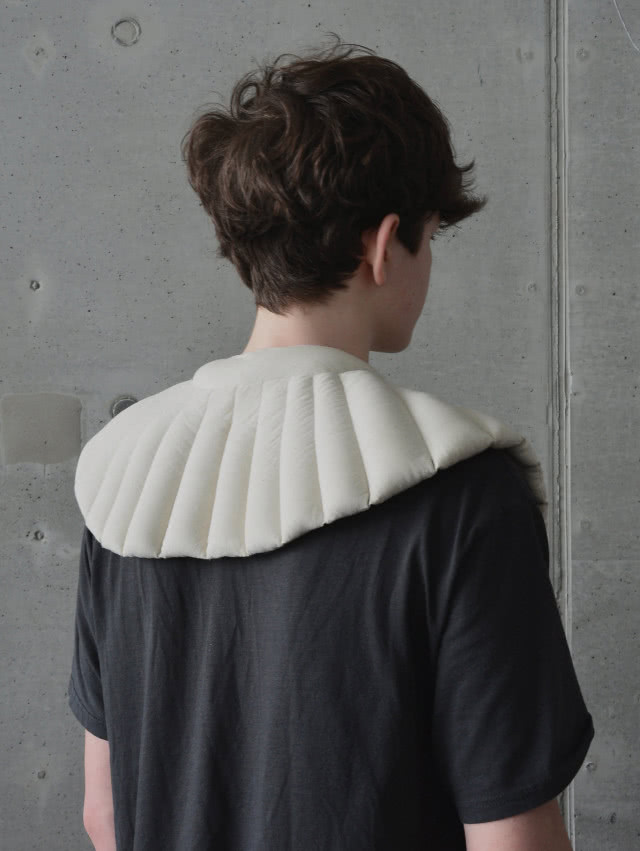 Kołnierz obciążeniowy "UTUL", projekt: Magdalena Znamienkiewicz, Akademia Sztuk Pięknych im. Eugeniusza Gepperta we Wrocławiu lodzdesign.com/makeme/katalog/kolnierz-obciazeniowy-utul