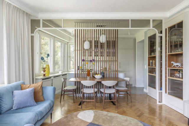 widok na kuchnię z przepierzeniem