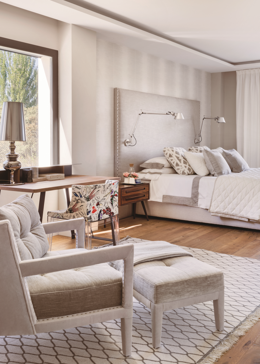 Pod oknem krzesło Mademoiselle Moschino...