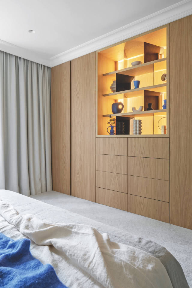 szafa w sypialnia z podświetlaną witryną