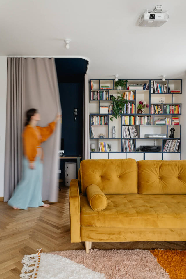 Kącik do pracy ukryty za zasłoną w salonie