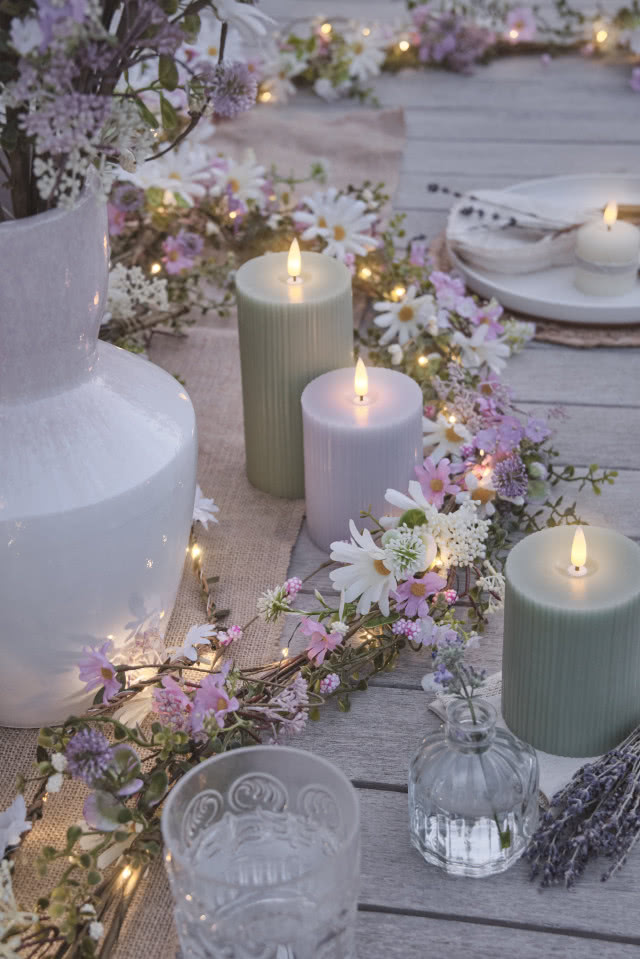 girlanda z kwiatów i świece na świątecznym stole