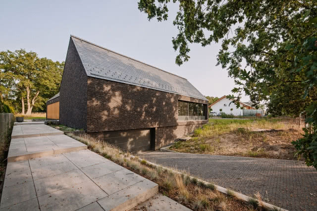 dom widziany od strony schodów