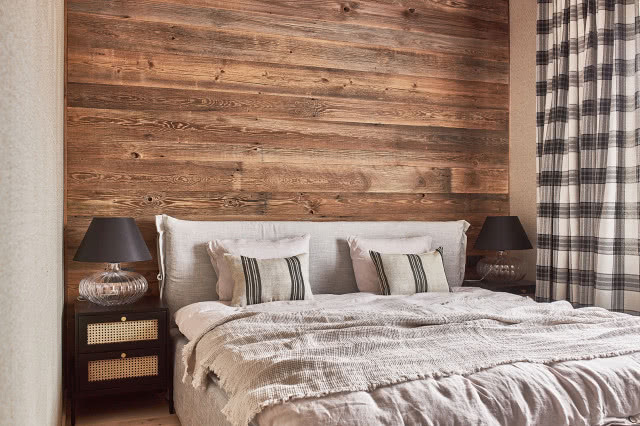 Rustykalna sypialnia z deskami na ścianie