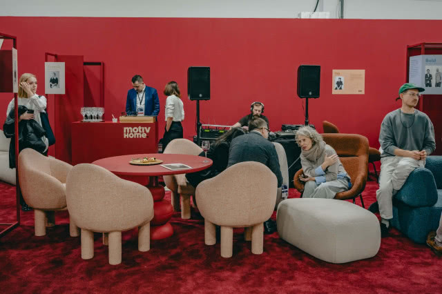 stoisko motiv home - meble na tle czerwonej ściany