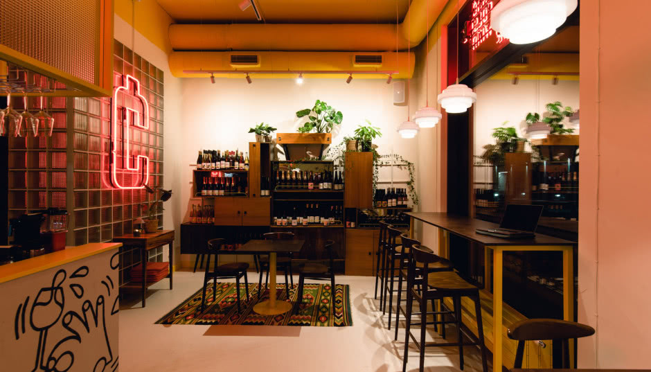 W Porcie Praskim powstała vintage winiarnia! Zaprojektowała ją pracownia mode:lina! 