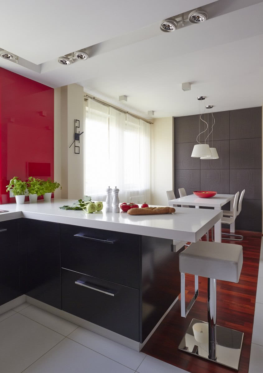 Choć w kuchni jest wiele czerni (ściana,...