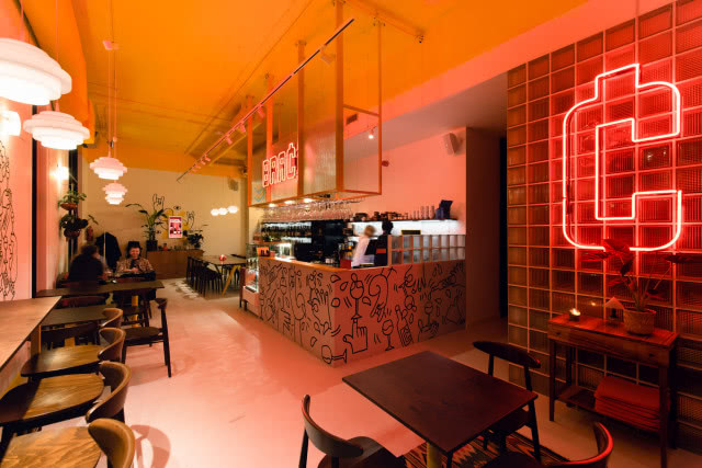 Vintage wnętrze winiarni BRAĆ polskie wina w Warszawie