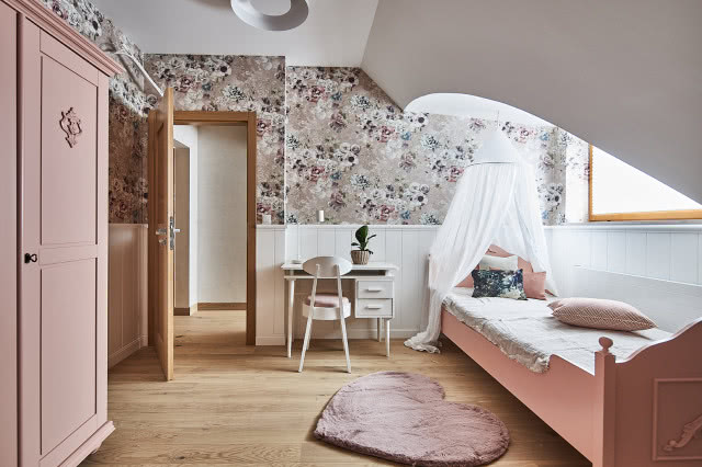 Klimatyczny pokój dla dziewczynki na poddaszu