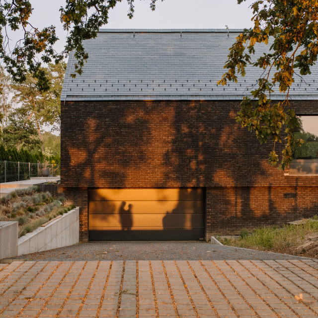 dom en face ze zjazdem do garażu