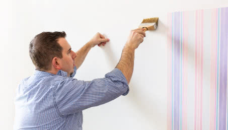 Sposób montażu tapety na ścianę - jak to zrobić dobrze?