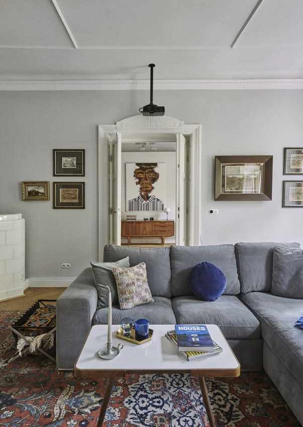 naprzeciwko drzwi duży obraz, po bokach mniejsze