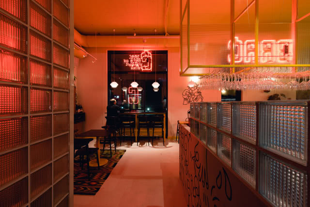 Vintage wnętrze winiarni BRAĆ polskie wina w Warszawie