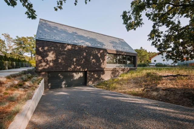 kadr d dołu, wjazd do garażu