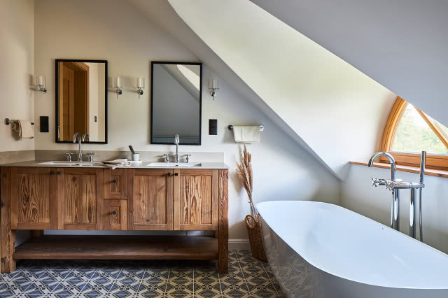 Rustykalna łazienka z wanną wolnostojącą na poddaszu