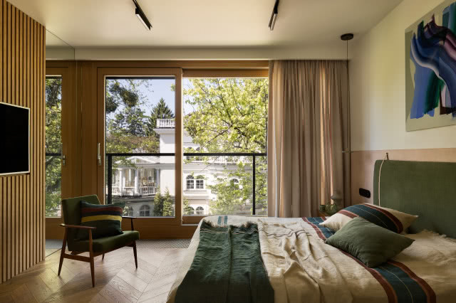 sypialnia z dużym oknem