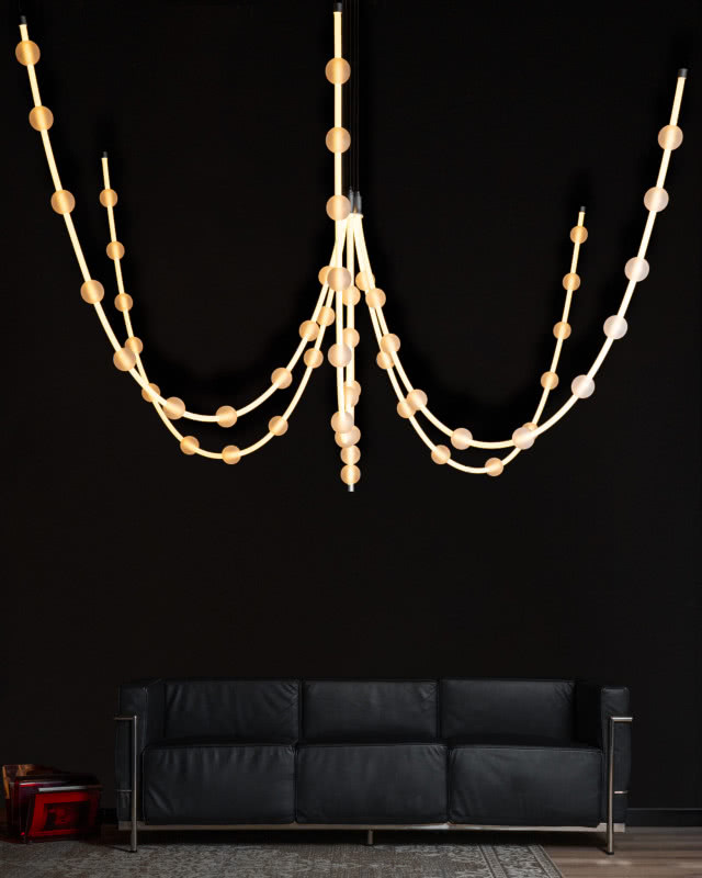 żyrandol jak perły na czarnym tle