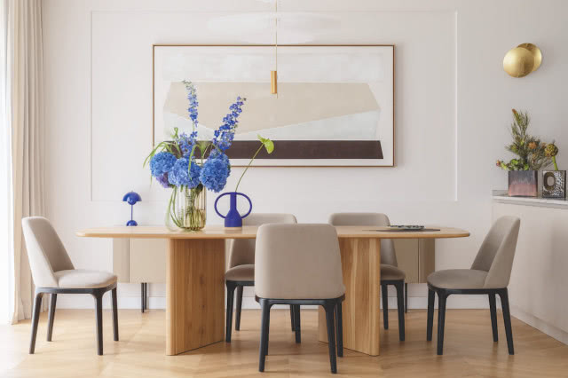 stół drewniany w jadalni