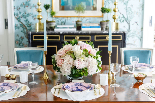 elegancki stół z wazonem pośrodku