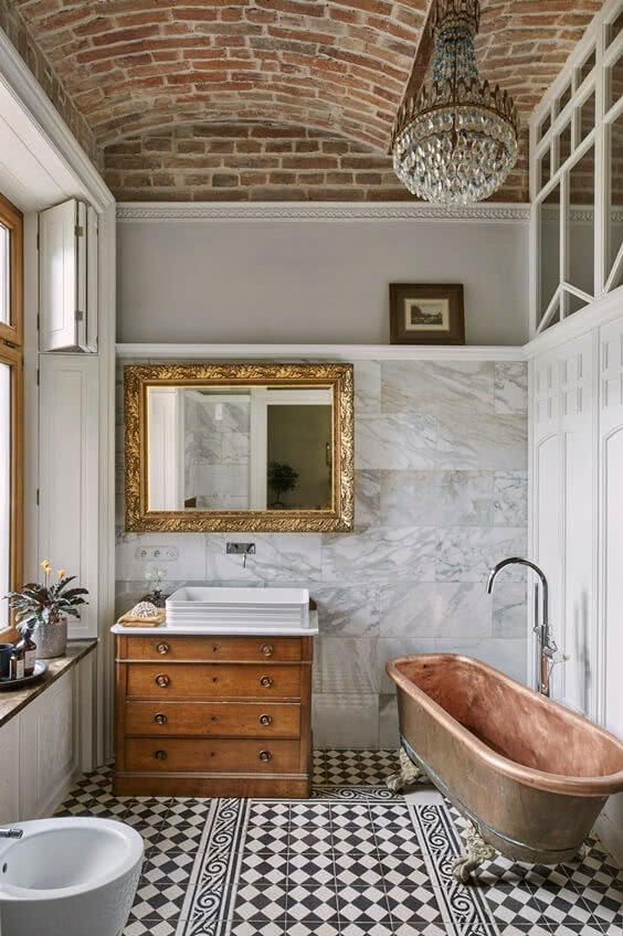 miedziana wanna pod sklepieniem z cegieł