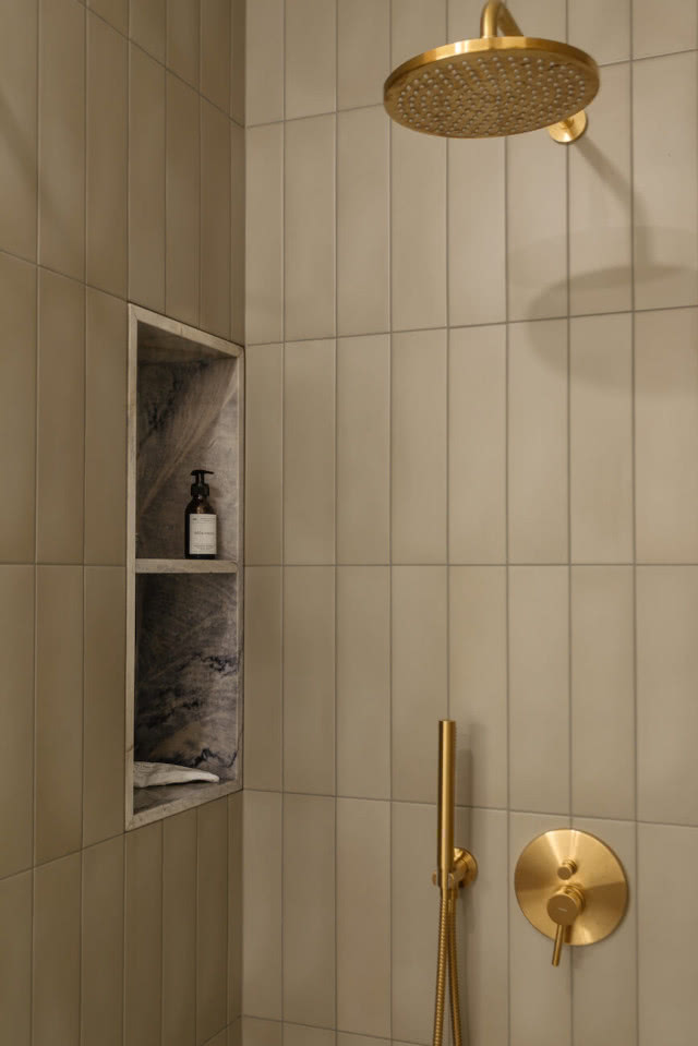 półki pod prysznicem we wnęce 