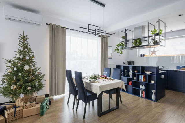 Jadalnia z aneksem kuchennym ozdobiona na Święta