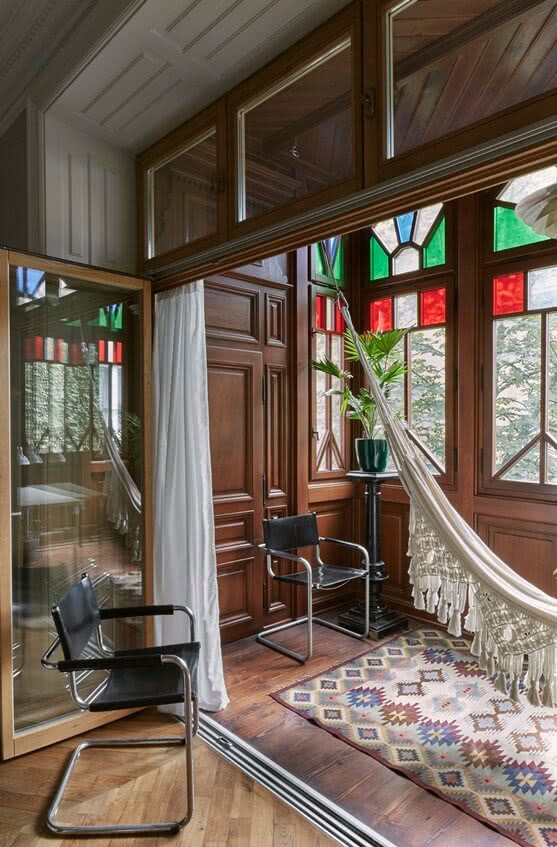 weranda z kolorowymi szybkami