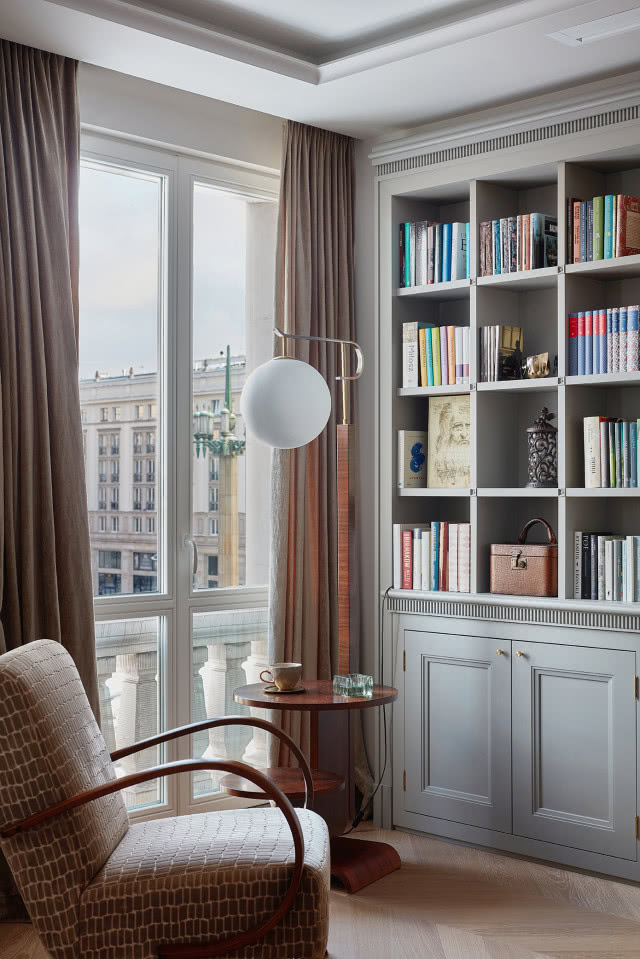 Klimatyczne biblioteczki z książkami w salonie