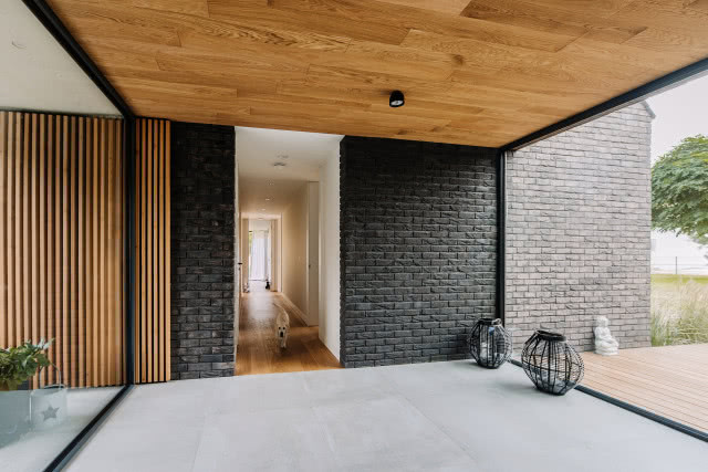 łącznik z długim korytarzem prowadzącym do części nocnej