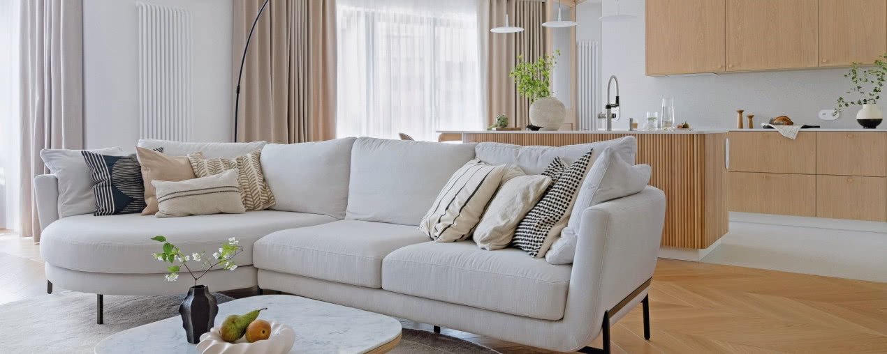 Biel, szarość i drewno. Mieszkanie w stylu japandi w Krakowie