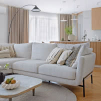 Biel, szarość i drewno. Mieszkanie w stylu japandi w Krakowie