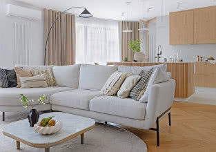 Biel, szarość i drewno. Mieszkanie w stylu japandi w Krakowie