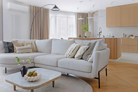 Biel, szarość i drewno. Mieszkanie w stylu japandi w Krakowie