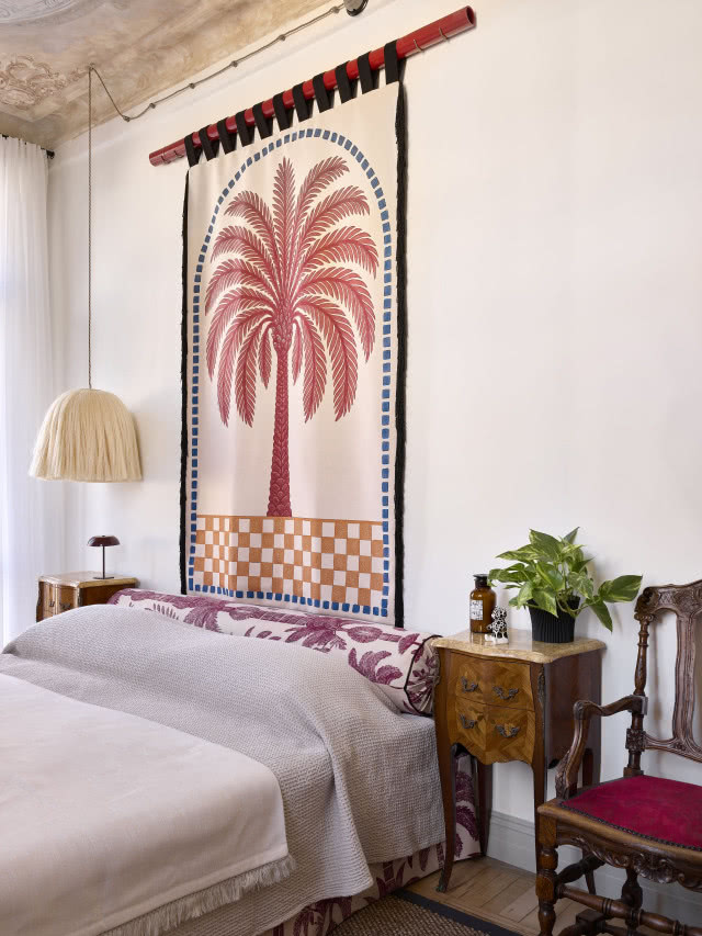 kilim na ścianie w sypialni