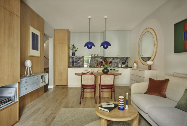 widok na salon i otwartą kuchnię